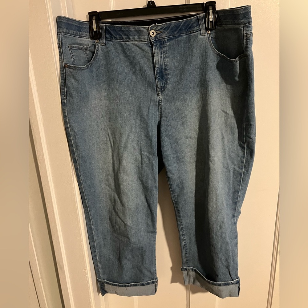 Light wash denim capri pants